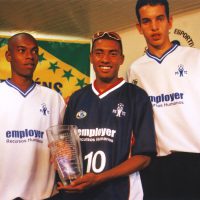 Foto: Fernandinho, Kleberson e Guilherme Marinato comemoram o pentacampeonato em 2002 - Divulgação/PSTC