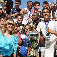 Foto: elenco comemora título da segunda divisão do Campeonato Paranaense em 2015 - Divulgação/FPF