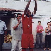 Foto: capitão do time, Fernandinho ergue a taça do Campeonato Paranaense Sub-17, em 2002 - Divulgação/PSTC