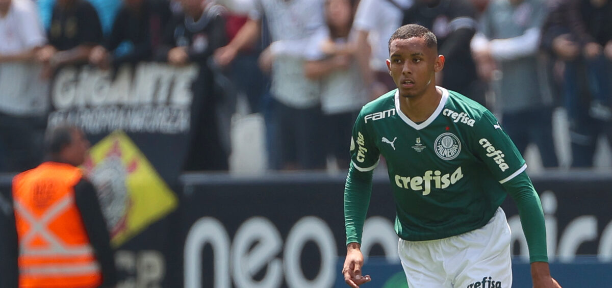 Foto: Zagueiro Michel, hoje no Palmeiras, foi descoberto pelo PSTC - Fabio Menoti/Palmeiras