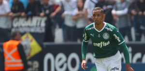 Foto: Zagueiro Michel, hoje no Palmeiras, foi descoberto pelo PSTC - Fabio Menoti/Palmeiras