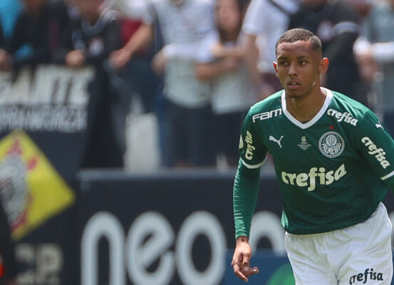 Foto: Zagueiro Michel, hoje no Palmeiras, foi descoberto pelo PSTC - Fabio Menoti/Palmeiras