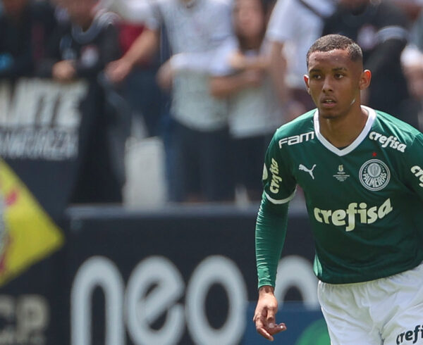 Foto: Zagueiro Michel, hoje no Palmeiras, foi descoberto pelo PSTC - Fabio Menoti/Palmeiras